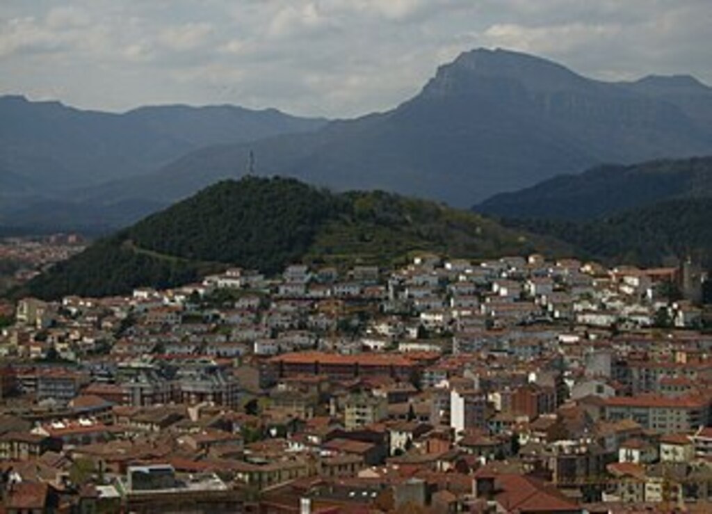 Olot, 10' en coche y 30' a pie. 