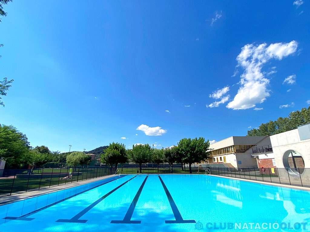 Club Natació Olot, 2 piscinas exterirors, una de ellas para niños pequeños. 