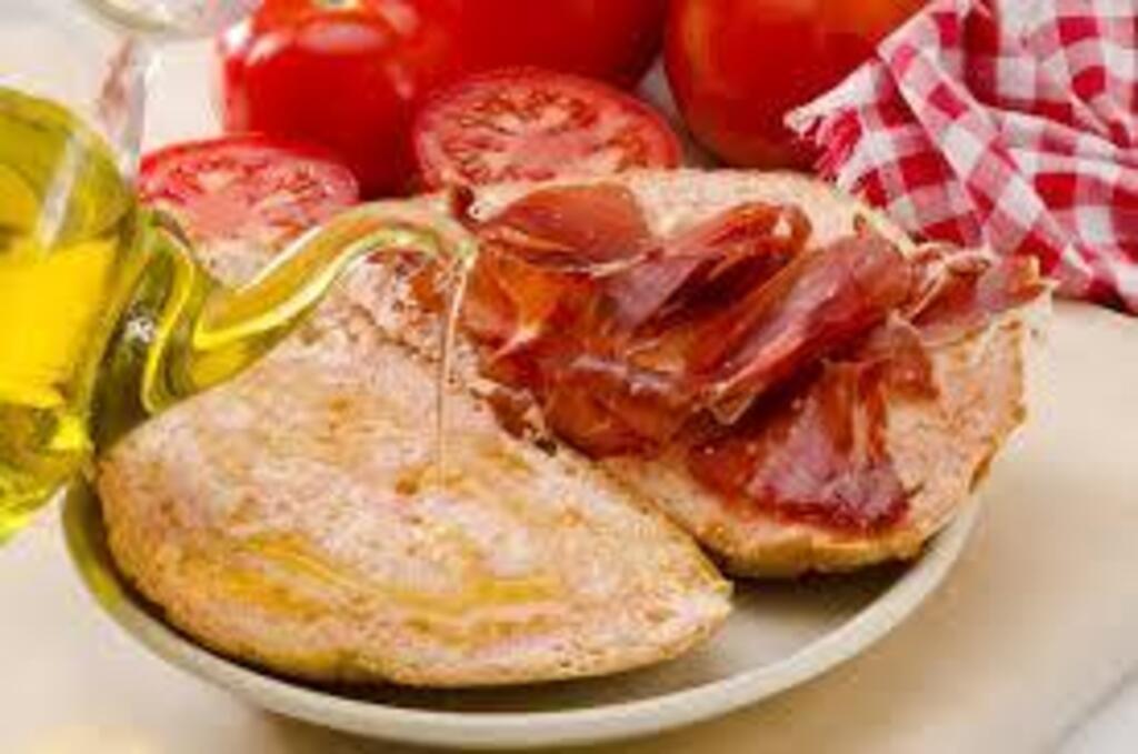 Gastronomia tipica de la Garrotxa, pa amb tomàquet (oli)