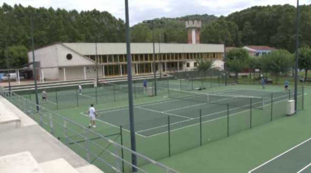 Club Natació Olot a 1' a pie. 