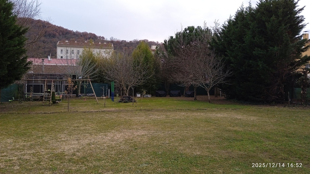 Parcela privada para relajarse escuchando el canto de les pájaros, jugando, leer, bañarse (en verano) y disfrutar de la tranq...