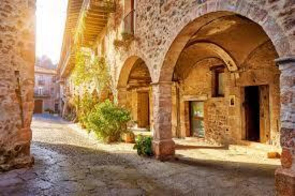 Santa Pau, pueblo Madieval, a 30' en coche. 