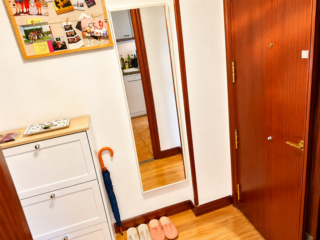 Functional entrance hall with storage space