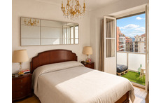 Luminosa habitación principal con balcón y vistas a la ciudad