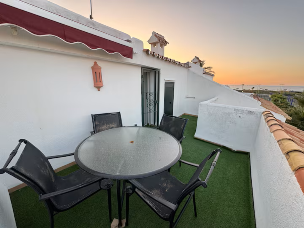 Terraza superior con vistas laterales al mar