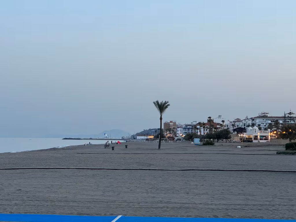 Playa con Marruecos (Africa) al fondo