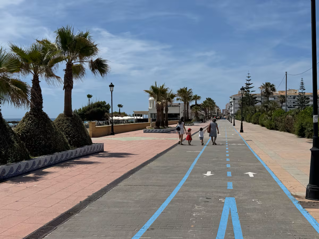 Paseo marítimo junto a la playa, con la mamá y nuestros dos pequeños de 4 años