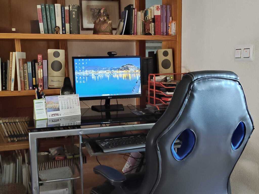 Escritorio con ordenador, internet fibra óptica y wifi.