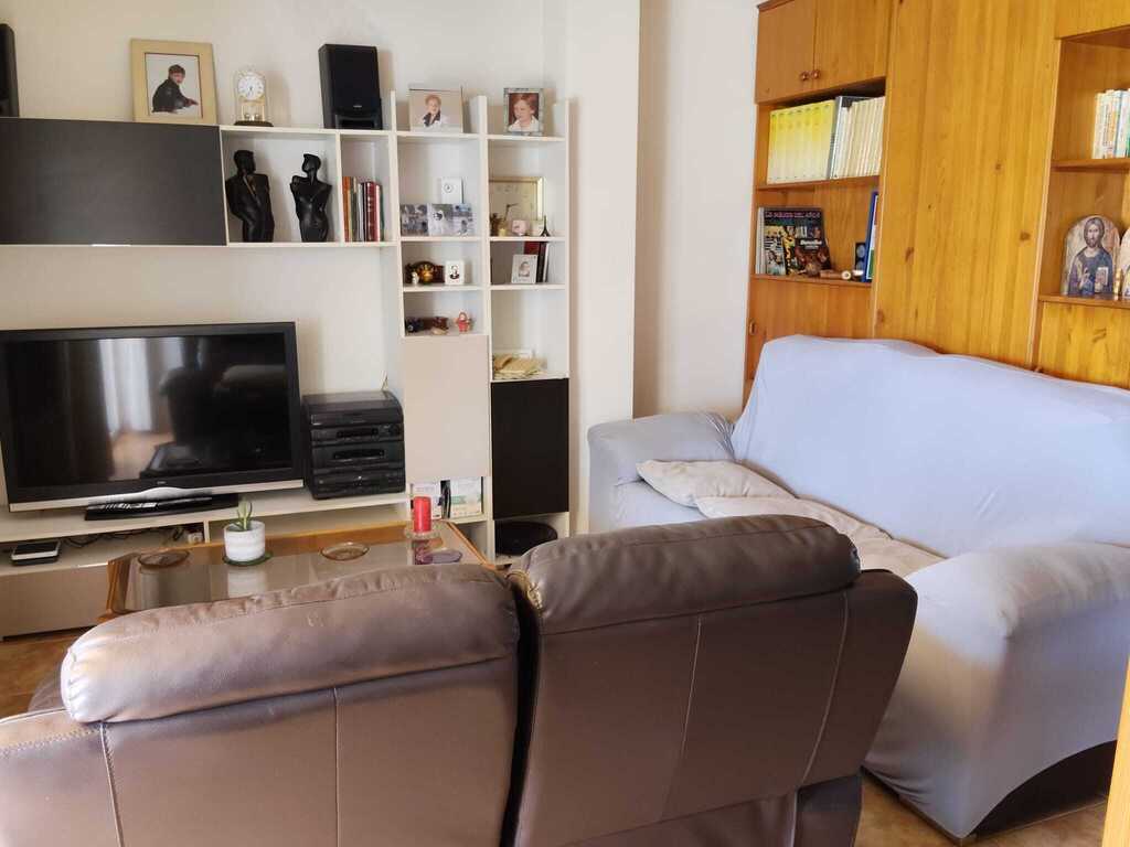 Salón con televisor grande de pantalla plana.