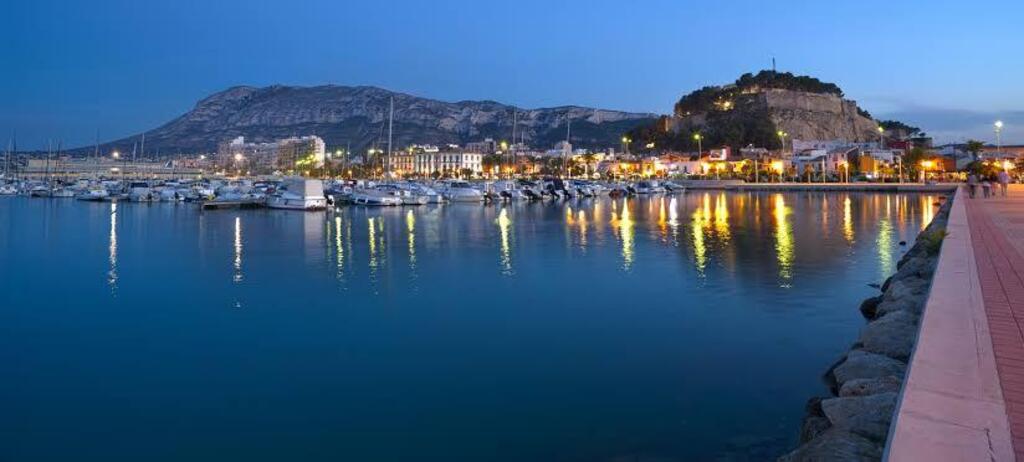 Dénia vista desde el puerto.