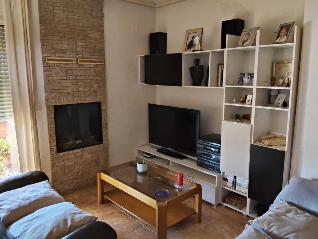 Salón con chimenea eléctrica.
