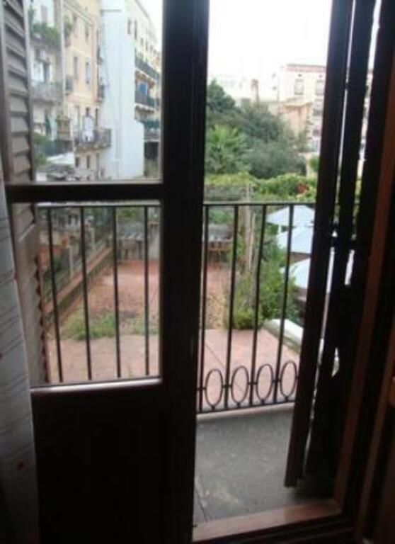 Balcón al patio ajardinado