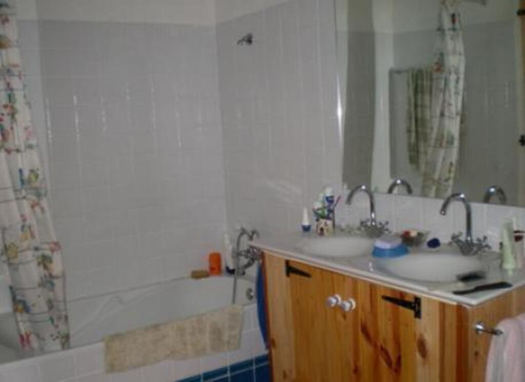 Main bathroom 1st. floor