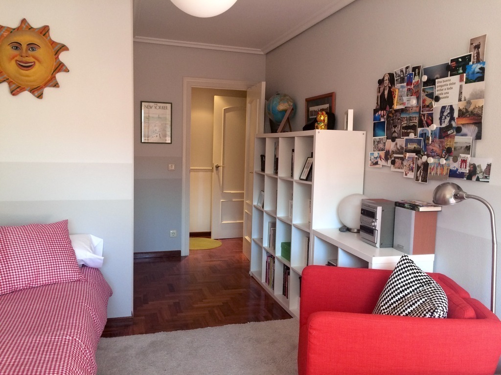 Daughter's bedroom. Camera delle figlie. 