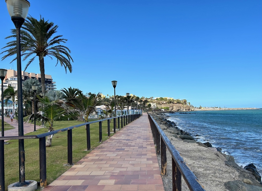 Playa Feliz: Sea promenade