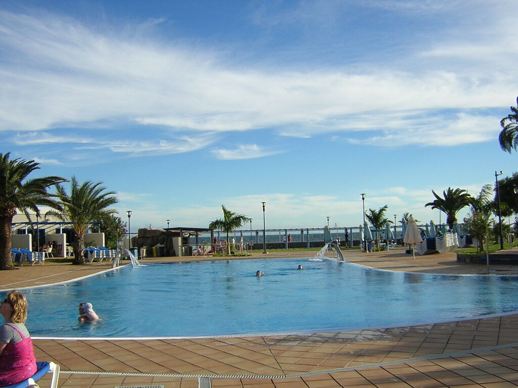 Playa Feliz: swimming pools with the sea at the back