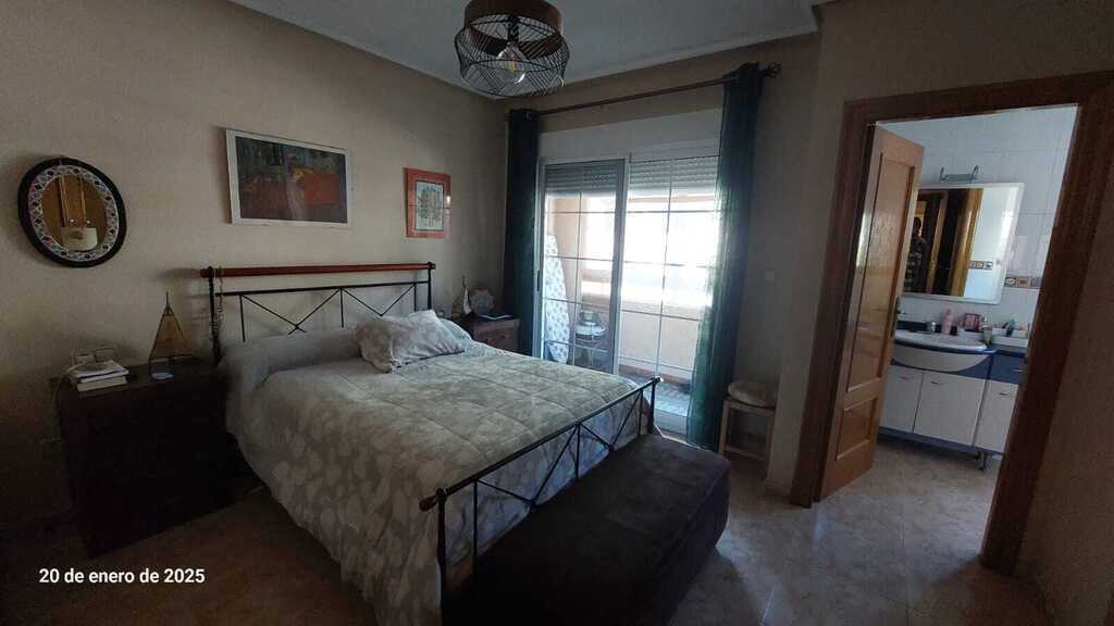 habitación principal con balcón 