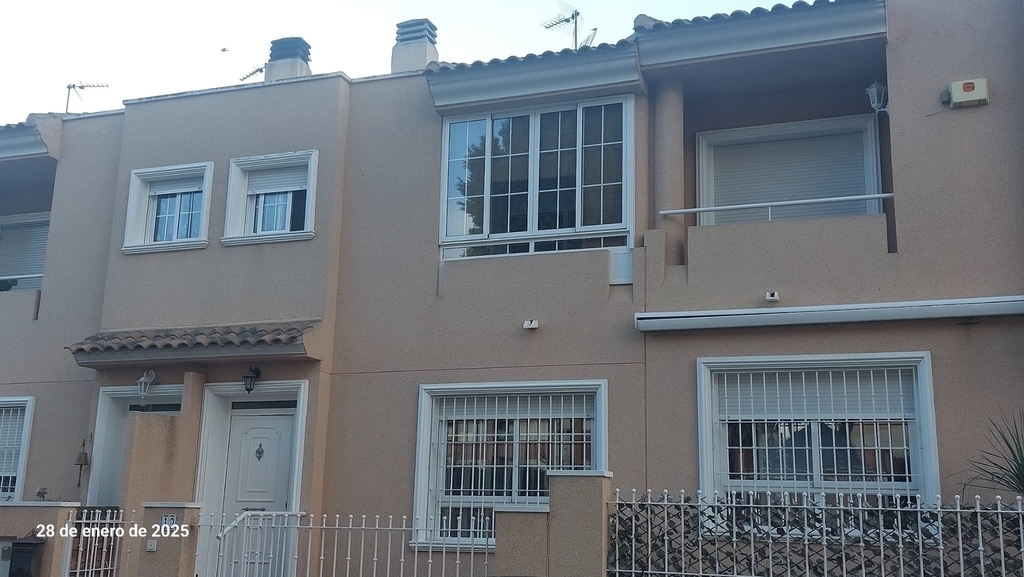 Fachada con balcón acristalado