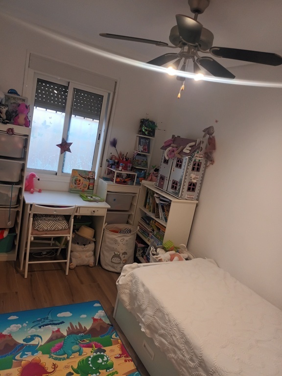 Habitación infantil con cama nido adicional 