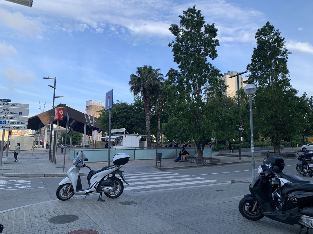Metro stop Vall d'hebron. 2 lines running