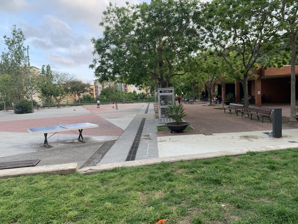 Local Plaça Casa Groga with local bars