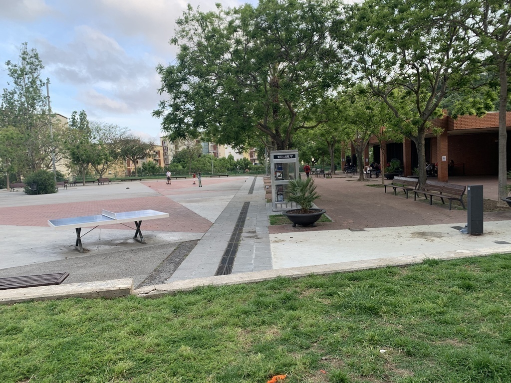 Local Plaça Casa Groga with local bars