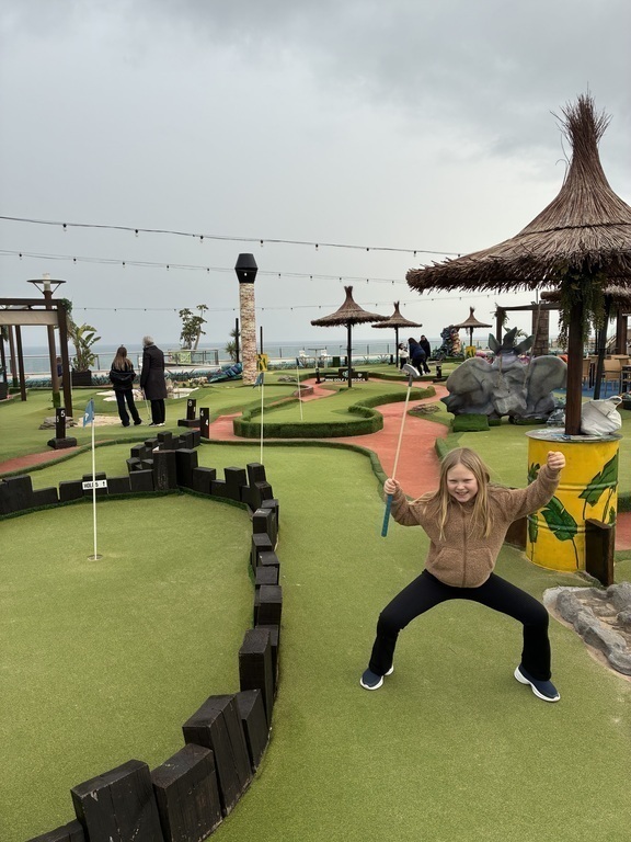 Mini golf in rooftop and game place with view of the sea, 15 min walk.