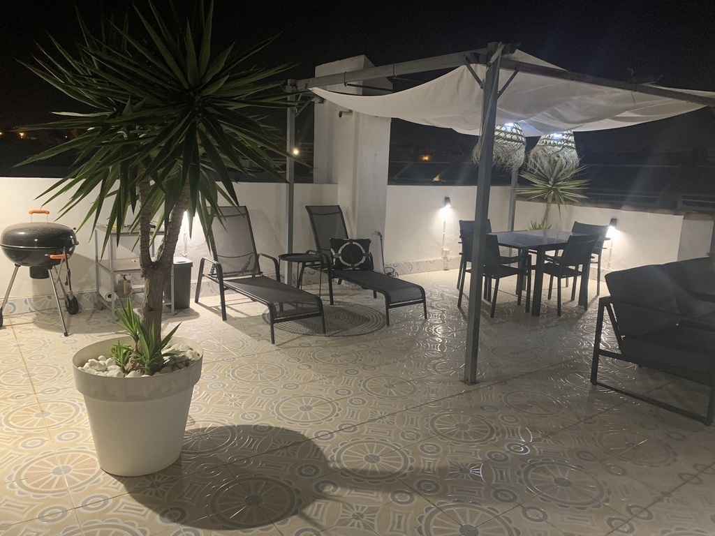Roof terrace with sea views. 65 square meters. Lounge set, sun loungers and dining table with 8 seats.