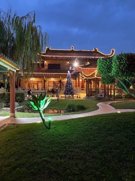 Nice restaurang 15 min walk, Dinastia. 