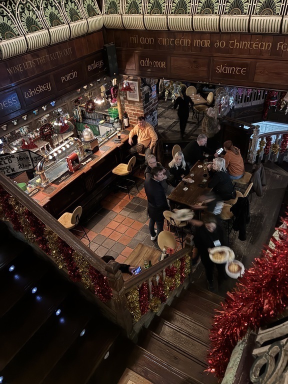 Pub "Abbys" 3min walking, live music several days every week. 