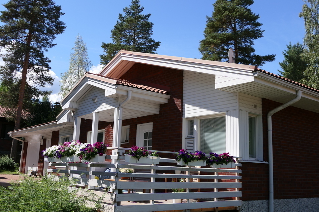 Sun shine from 4 am to 10.00 pm in july and mid august