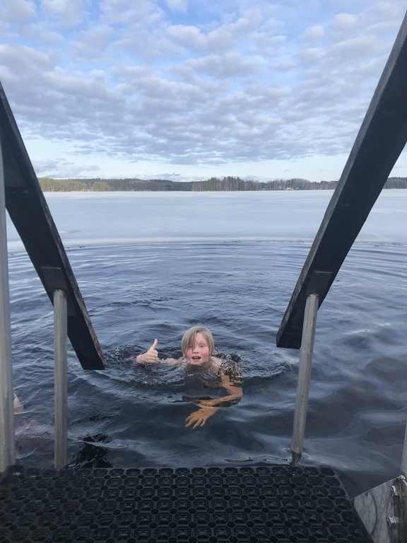 Ice swimming Hotel Hirsiranta, Ruokolahti
