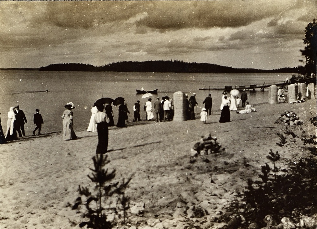 Rauha Beach 1911. The Rauha Hotel in our neighbourhood started in 1894