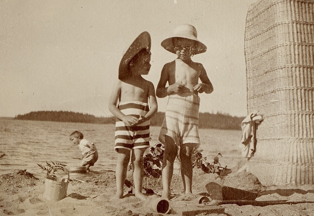 Beach life 1911