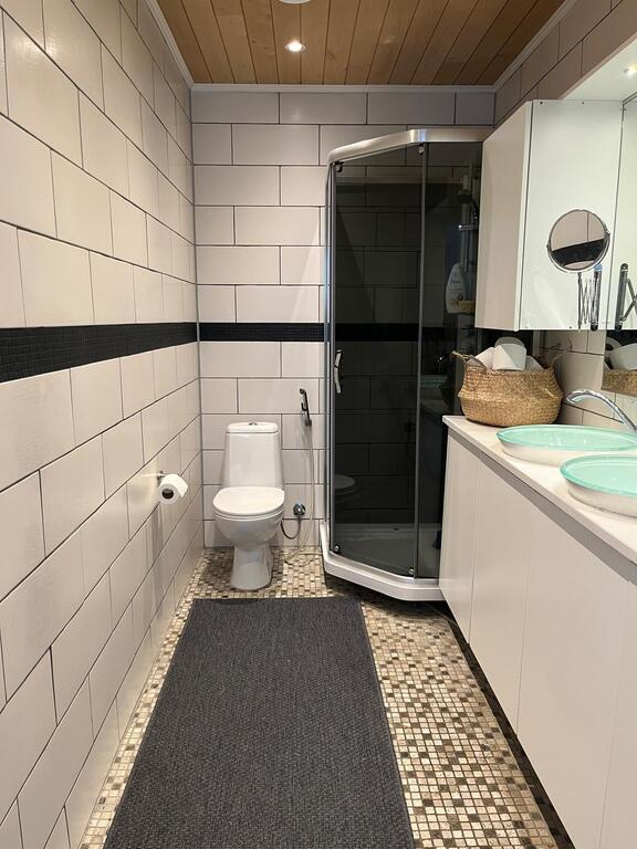 Bathroom 1, upstairs