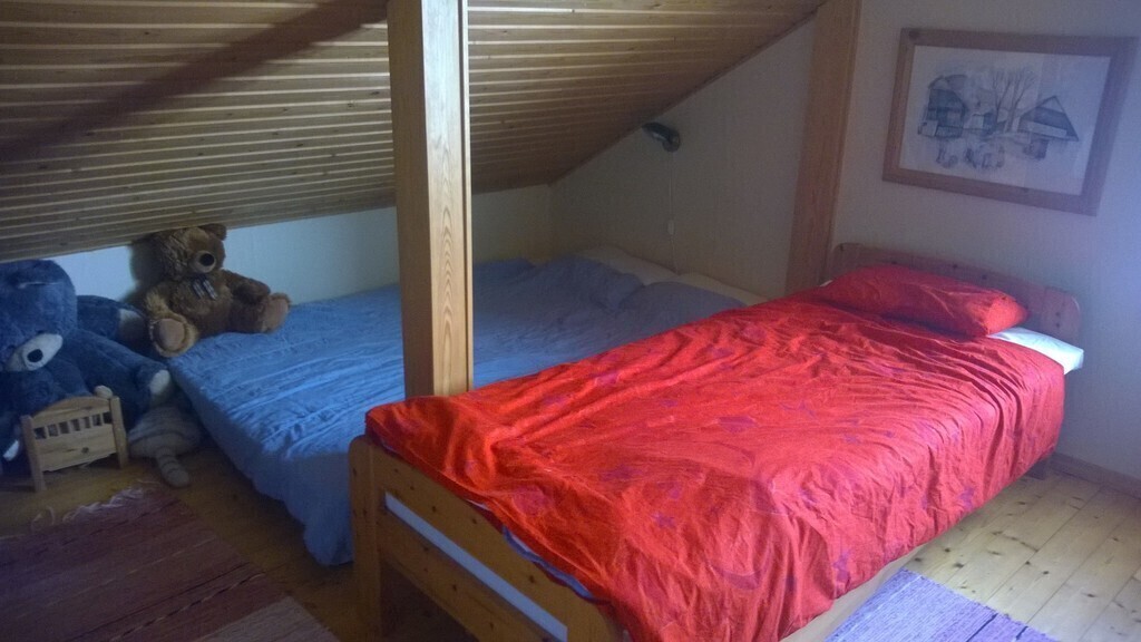 Upstairs bedroom 2