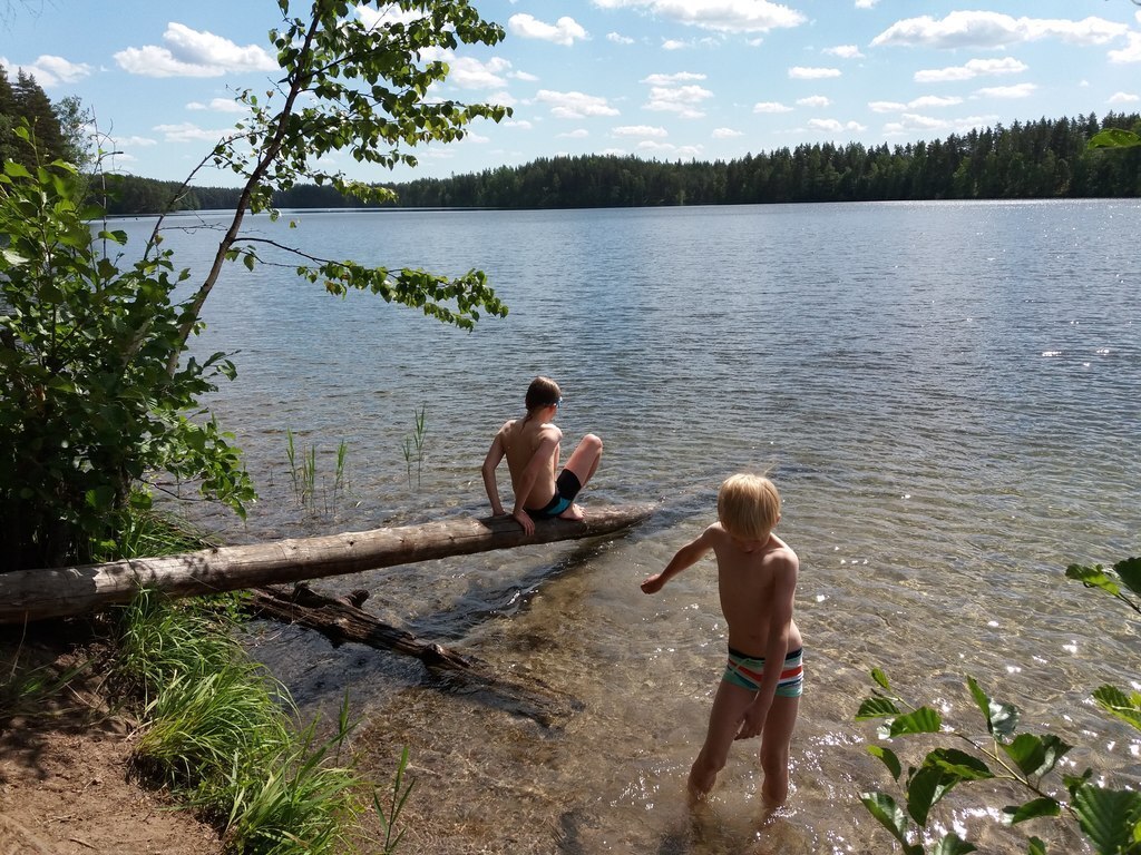 Iso-Melkutin, 1h drive. Clear water, hiking around the lake 7km, camp fire places.