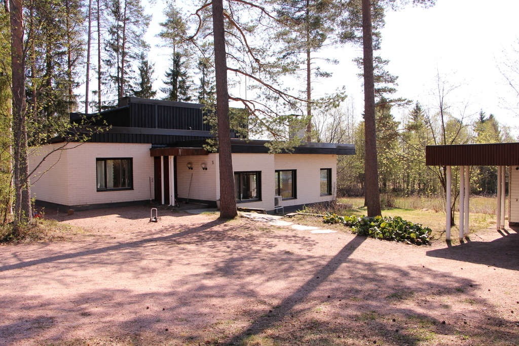 House seen from the street during spring.