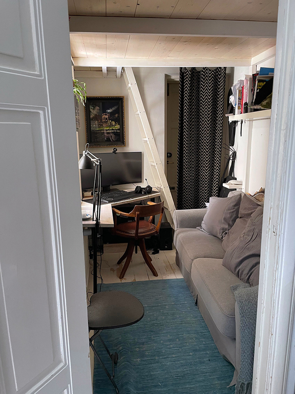 Atélje/working room with a 140 cm wide loft bed.