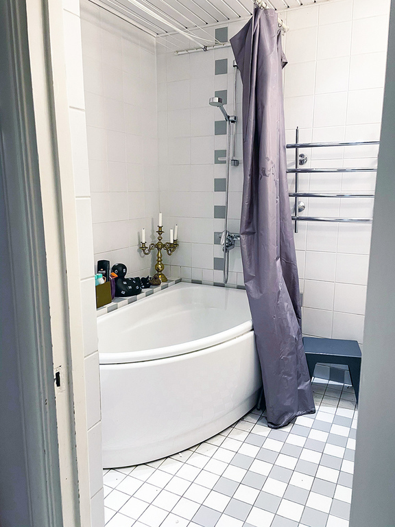 Bathroom with a tube.