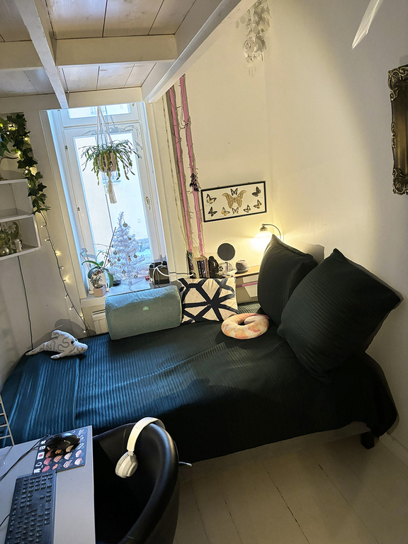 One small bedroom, 120 cm bed and 120 cm loft bed.