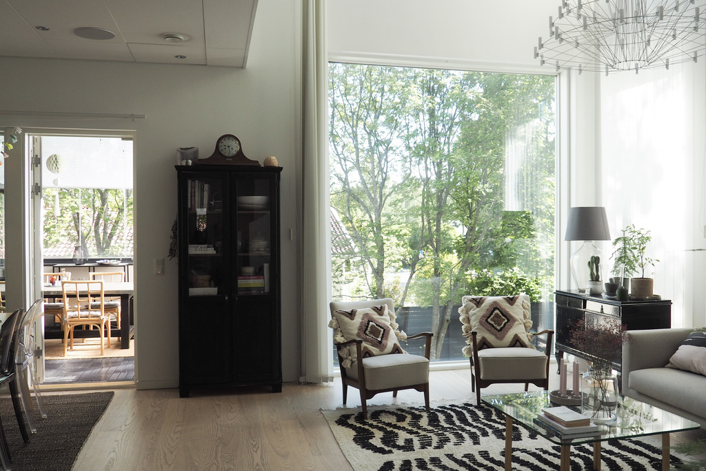 Lounge with access to conservatory