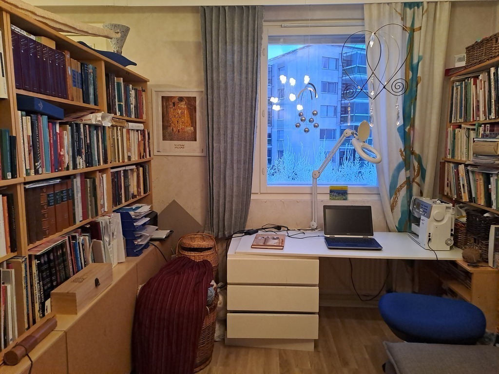 Työhuoneessa on levitettävä kevyt sohva, josta saa vuoteen kahdelle, työpöytä sekä iso kirjahylly