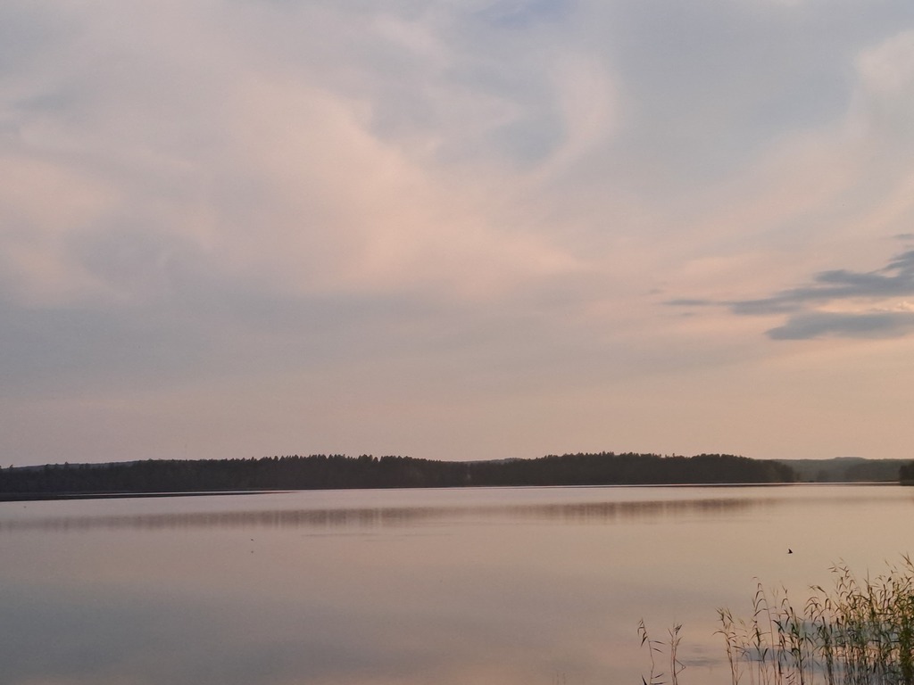 Keitele on suurin järvi pohjoisessa Keski-Suomessa. Sen lisäksi kunnan aluella on noin 230 pienempää järveä. Niinpä vesistöt ova