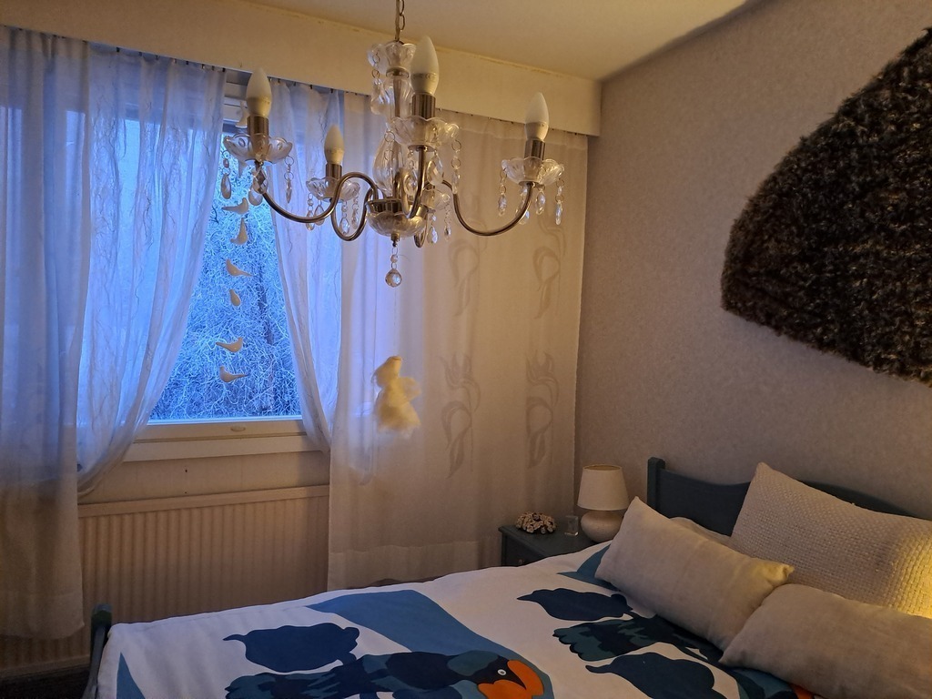 Makuuhuoneessa on parisänky, suuri peili ja peiliovinen vaatekaappi