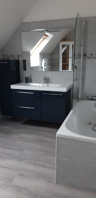 salle de bain - 1er étage - baignoire & douche - wc séparé / bathroom - 1st floor - bath & shower - separate wc