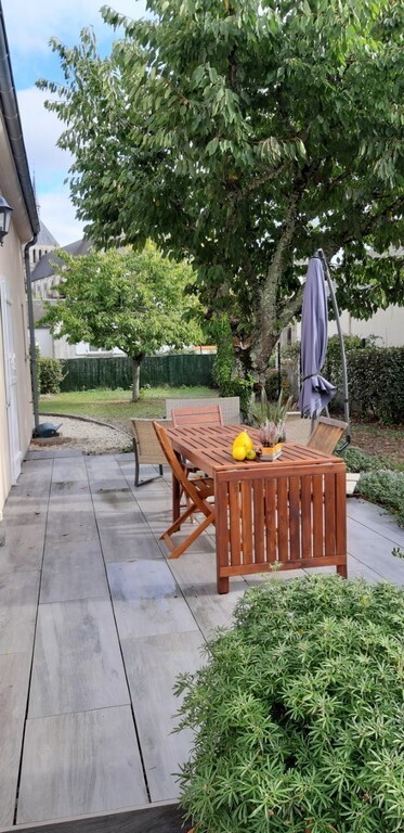 Terrasse meublée - salon de jardin - barbecue disponible/ Furnished terrace - garden furniture - barbecue available