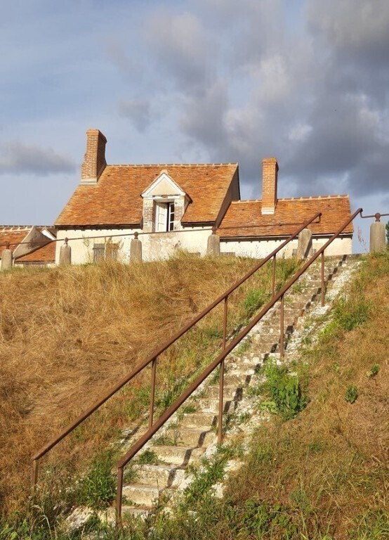 Saint benoît sur Loire - le vieux port . A proximité petite plage avec plaine de jeux / Saint Benoit sur Loire - the old port. N