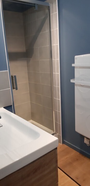 Chambre rez de chaussée - salle de bain privative avec douche - lavabo - wc séparé/ Ground floor bedroom - private bathroom with