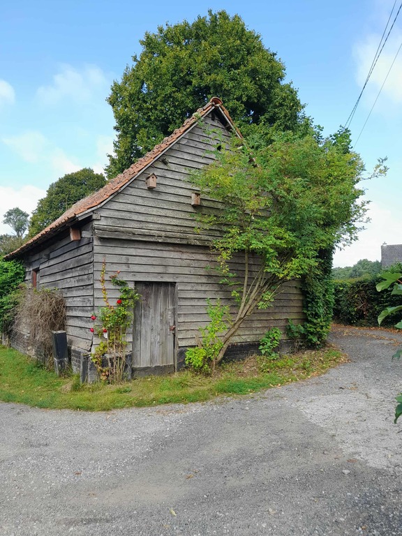 zicht op schuur van op straat